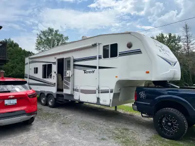 Selling my 2007 30ft terry 5th wheel camper trailers in good shape no leaks everything works AC is i...