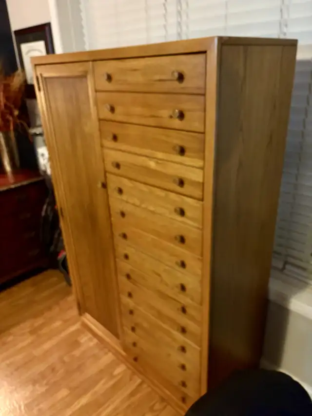 Tall Stand Up Dresser in Dressers & Wardrobes in Oakville / Halton Region - Image 5