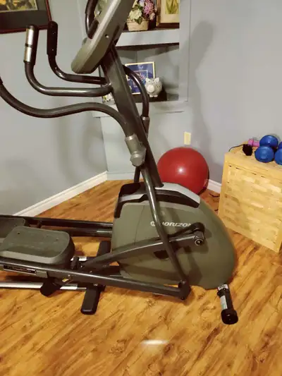 Get in shape with this Horizon CE4.4 elliptical, featuring adjustable resistance and a clear display...