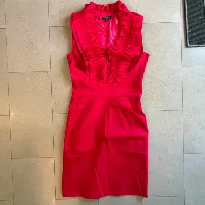 Selling a NWOT Ted Baker London Deep Red Ruffle Sleeveless Sheath Dress Size 6 (Size 2 Ted Baker). B...