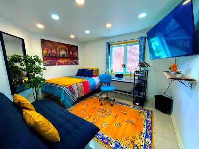 Version française : RABAIS 50 % SUR LE 1er MOIS – CHAMBRE MEUBLÉE À LOUER À moins de 5 minutes à pie...