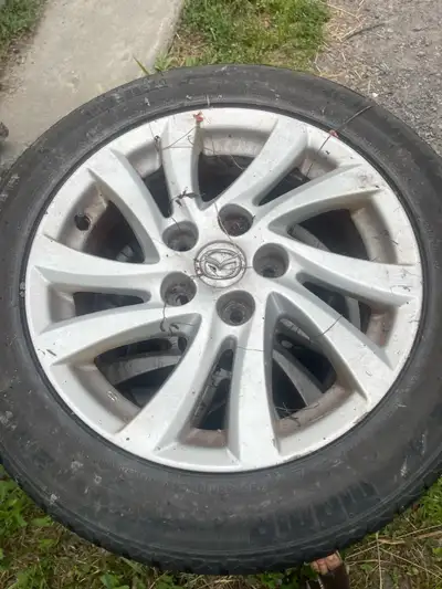 Je vends un ensemble de 4 roues avec pneus usagés, taille 205/55R16 94V, conçues spécifiquement pour...