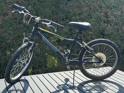 Vélo enfant, 6 vitesses, freins avant+arrière, roues 20po, hauteur cadre (entre-jambes) 22po du sol)...