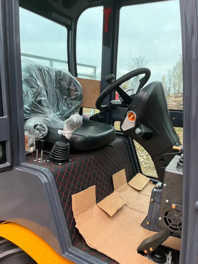 New Wheel Loader – 2T / 4,410 lb, 4WD c/w 3 attachments63838168875651122
