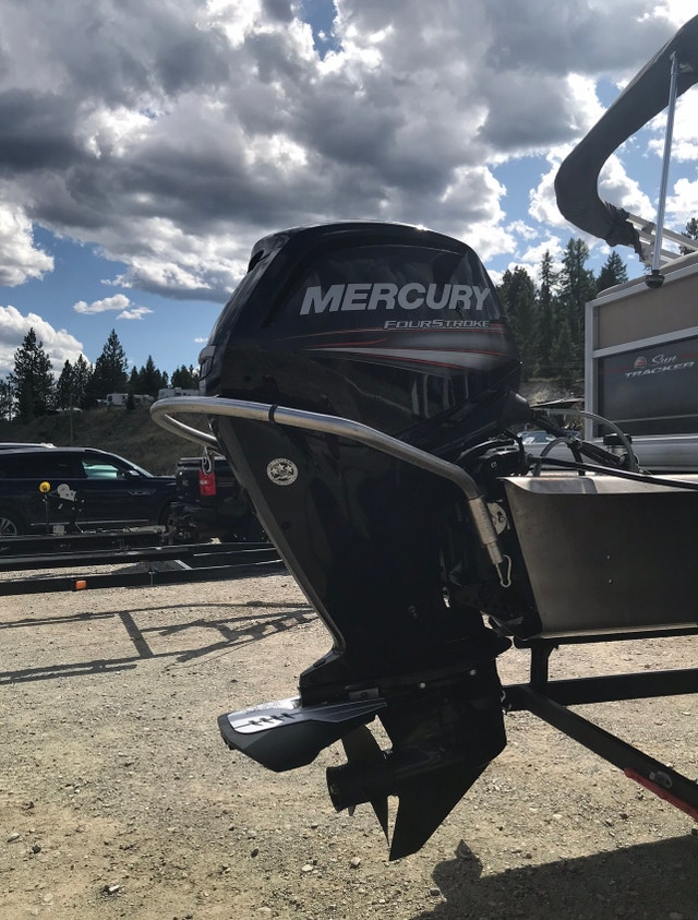 2018 SUNTRACKER DLX18 PONTOON BOAT Powerboats & Motorboats Calgary