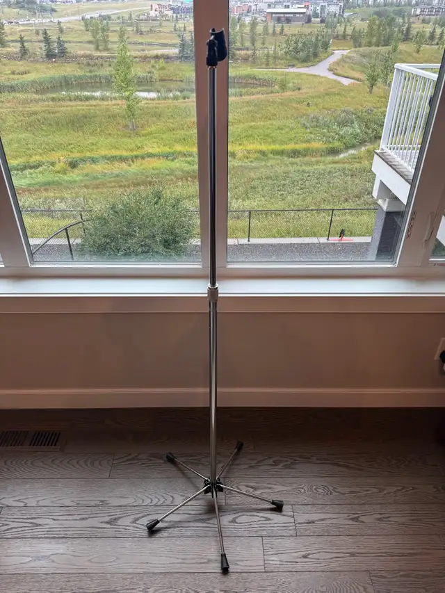 Realistic Microphone Stand558379255297495041
