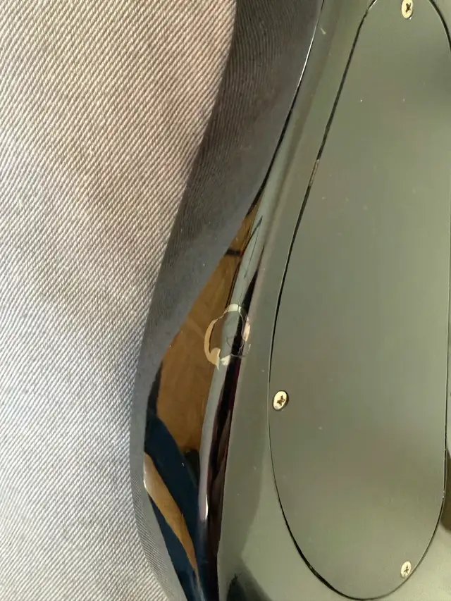 Washburn electric guitar with skull graphic finis in Guitars in City of Montréal - Image 8