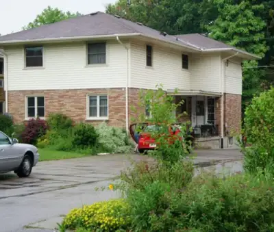 2 BEDROOM FOR RENT- STEPS TO WESTERN UNIVERSITY
