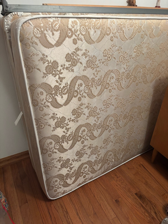 Bedroom furniture in Beds & Mattresses in Trenton - Image 2