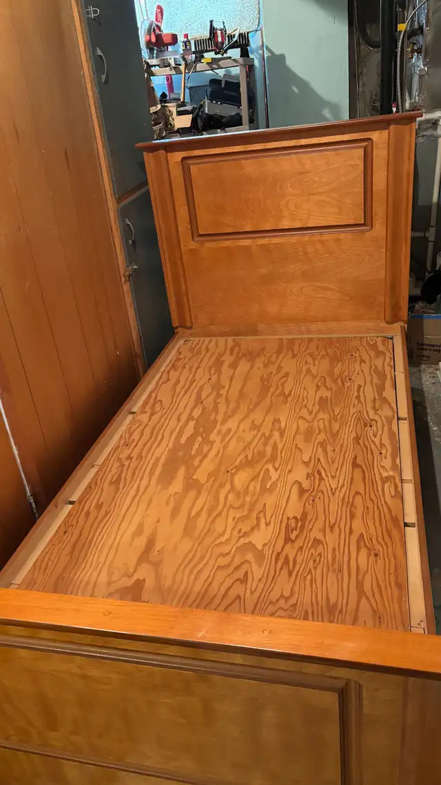 Lit simple en bois in Beds & Mattresses in Longueuil / South Shore - Image 2