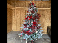 Arbre de Noël 7 pieds avec les décorations  installées 50$