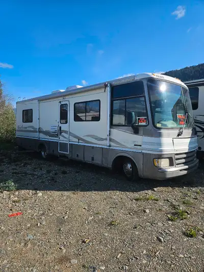 Estate sale 1998 Fleetwood Pace Arrow 30 ft Sleeps 6 4 new tires 3 new batteries 77000 miles $ 12500...