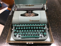 Vintage Underwood Deluxe Typewriter- Made in Canada