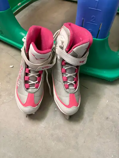 Patin pour jeune enfants pointure 2 , Patin pour jeune enfant pointure ajustable de 1-5 25$ chacune.