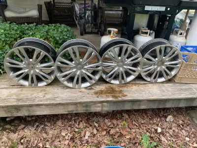 Hyundai/Kia 18” aluminum wheels. Came off a 2013 Genesis.