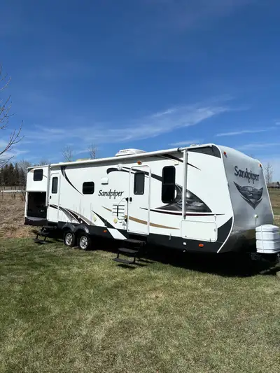 32 ft, 2 slides, 2 bedrooms, outdoor kitchen, outdoor shower & bbq (never used), sleeps 10, A/c, pow...