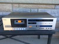 TEAC V 330 STEREO CASSETTE DECK CASSETTE PLAYER IN NEW CONDITION