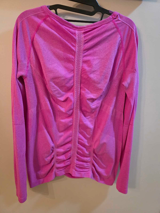 diodora ladies running shirt xl in Women's - Tops & Outerwear in Calgary - Image 2