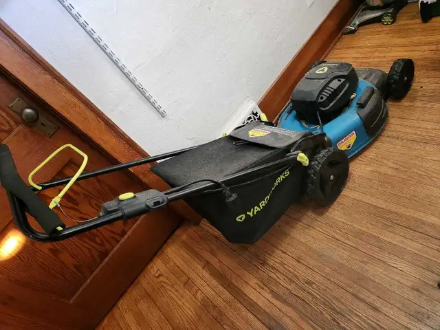 lawn mower in Lawnmowers & Leaf Blowers in Regina - Image 3