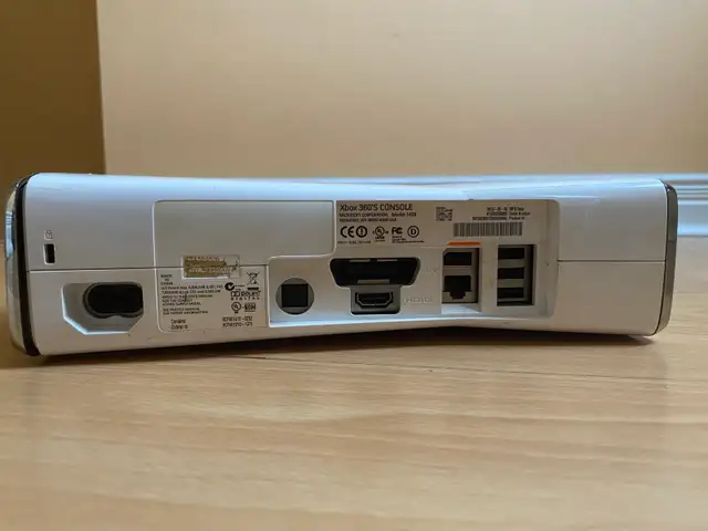 Ancienne Xbox 360  in XBOX 360 in Laval / North Shore - Image 8