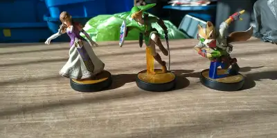 bonjour avons 2 figurines amiibo super smash bros de la wii u 1- zelda -- VENDU -- 2- link (the lege...