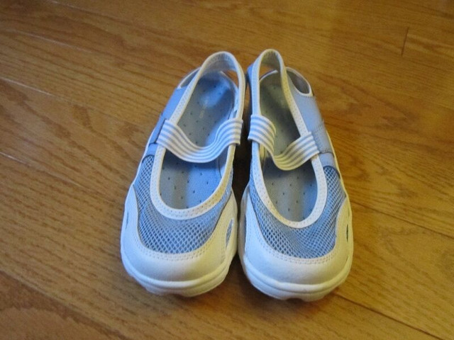 Land`s End Shoes Size 13 (for age approximate age 5-6) in Clothing - 5T in Ottawa