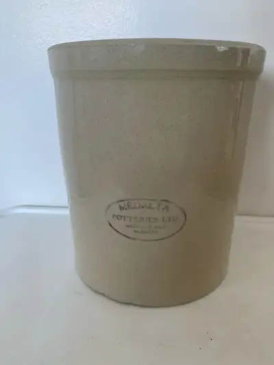 Medalta Crock 9” no cracks or chips Text 306-561-7878 or kijiji message Can meet in Saskatoon for pi...