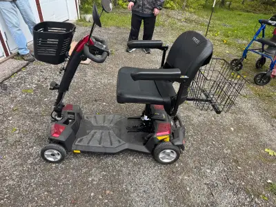 Quadriporteur Pride Mobility GoGo LX 4WD Situé à Magog Comme neuf 2 rétroviseurs 2 paniers (avant et...