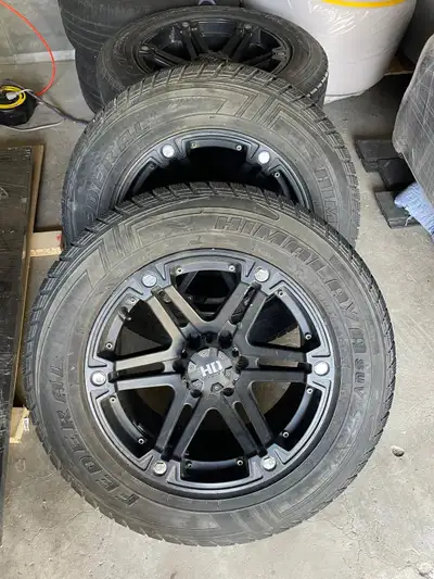 Pneus d’hiver sur mags en très bon état 265 60 18 C’était sur un Ford Expédition Prix non négociable