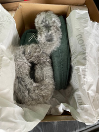 Size 5-Manitobah mukluks tipi slippers