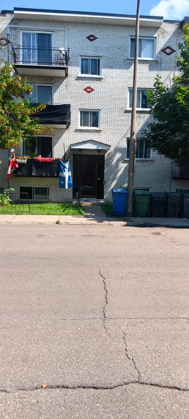 5.5-Bedroom Apartment for Rent with Parking, Near Cadillac Metro Station