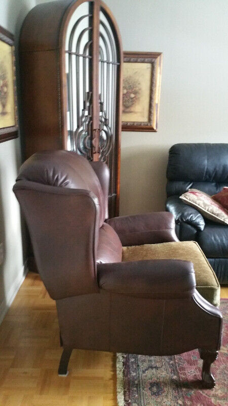 Lazy Boy Wing Back Recliner in Chairs & Recliners in Markham / York Region - Image 4