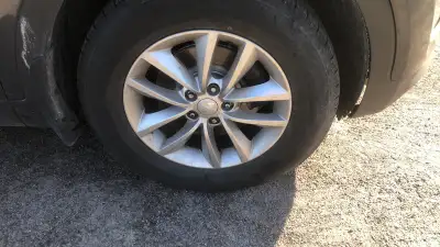 Je vends un ensemble de 4 pneus sur mags provenant d'un Kia Sorento. Ces pneus ont été utilisés pend...