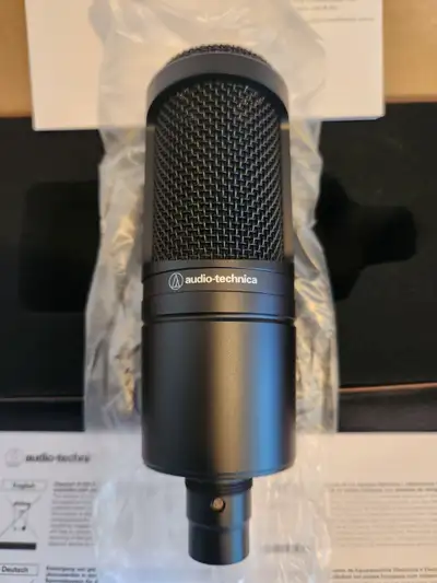 Bought last year to try in my studio, but never found a use for it. Brand new and never used.