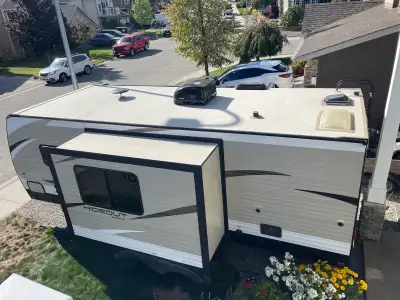 2KBSWE 22’ in excellent condition Has an outdoor kitchen and shower. 2-30lb propane tanks & dual 6vo...