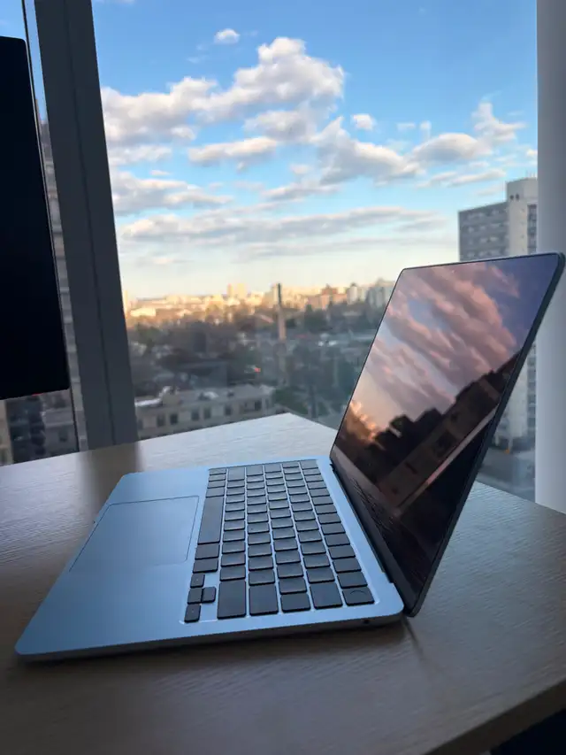 MacBook Air M4 (2025) – 13" – 16GB RAM – Like New in Laptops in City of Toronto - Image 3