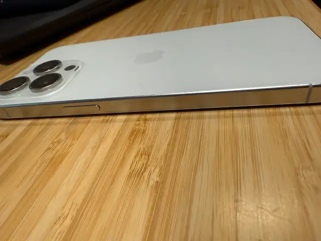 Gently Used iPhone 15 Pro Max with Accessories. SAVE money! in Cell Phones in City of Toronto - Image 4