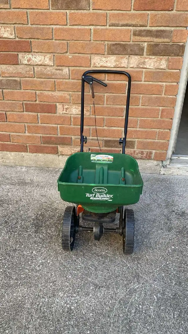 Scott’s turf builder seed spreader  in Outdoor Tools & Storage in Windsor Region - Image 2