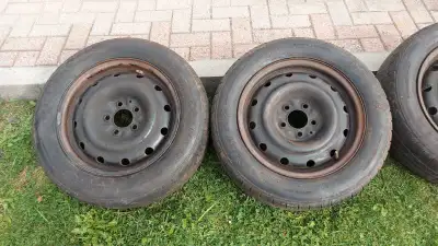 Je vends un ensemble de pneus et jantes de 16 pouces. Ces pneus et jantes sont usagés. Faites une of...