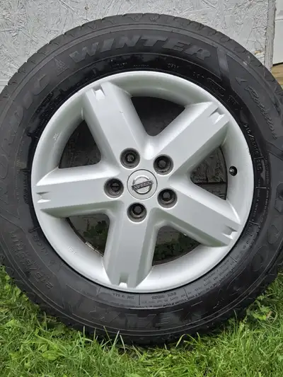 4 mags et pneus 215 65 R16 mags 16po. 114.3 centre 60.1 était sur Nissan Pneus Goodyear hiver en bon...