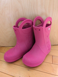 Pink crcos rain boots size C12