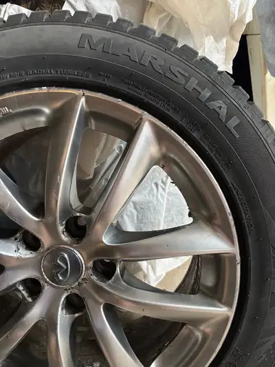 Pneu Marshal 225/55 r17 utilisé 2 hivers , avec mag Infiniti