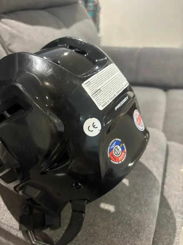 Kids hockey helmet  in Other in Kitchener / Waterloo - Image 4