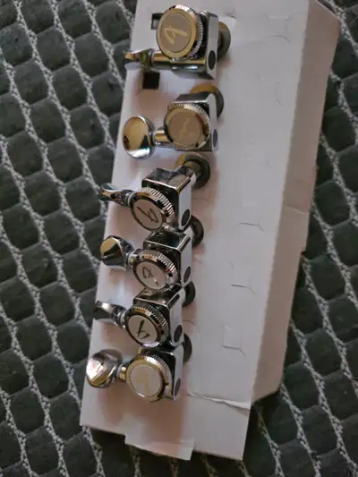 Fender - Locking Tuners for Strat/Tele - Polished Chrome, View more