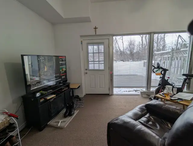 MODERN LARGE 2 BDRM – EAST CITY – BESIDE ROTARY TRAIL – NOV. 1ST