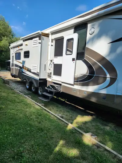 Selling my 39.5 ft Escalade Toyhauler. Has newer tires, shocks, suspension blocks. Has on demand hot...