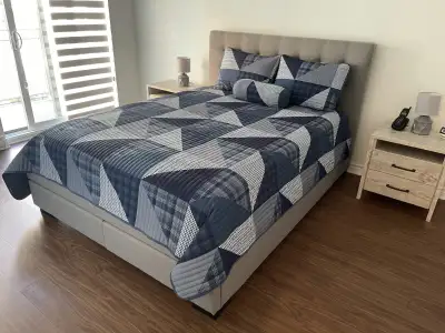 Lit queen + matelas + 2 tables de chevet, View more