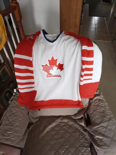 VIMTAGE CCM CANADA MEN'S HOCKEY JERSEY GREAT DEAL!!, View more
