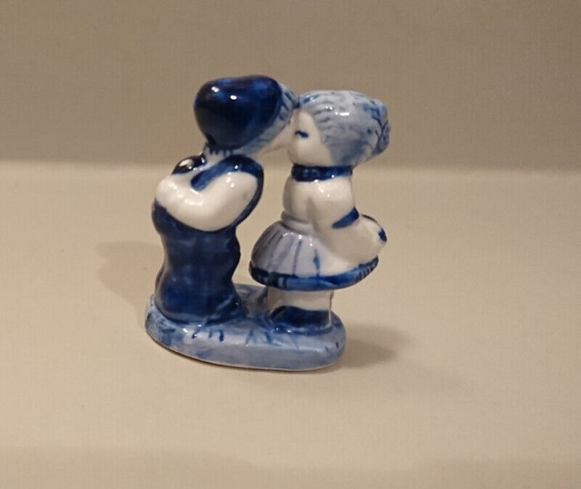 Vintage Miniature  Porcelain Delft Figurine Kissing Boy and Girl in Arts & Collectibles in Oshawa / Durham Region - Image 2