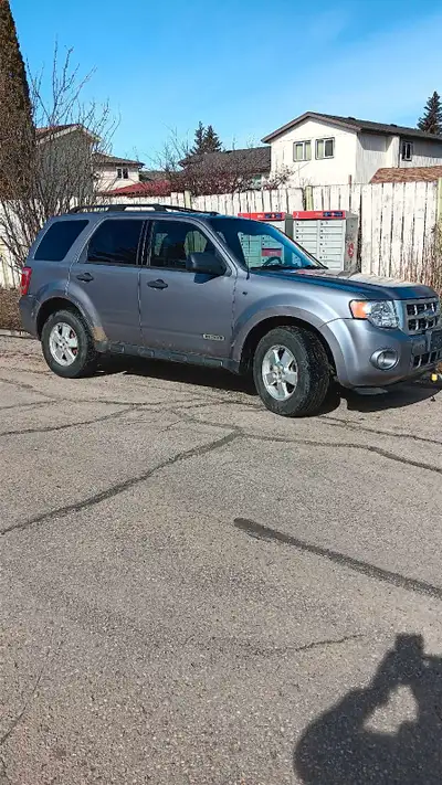 2008 Ford escape xlt . Daily driver 3l v6 4wd comes with winter tires on rims 444000 km $2200 obo.